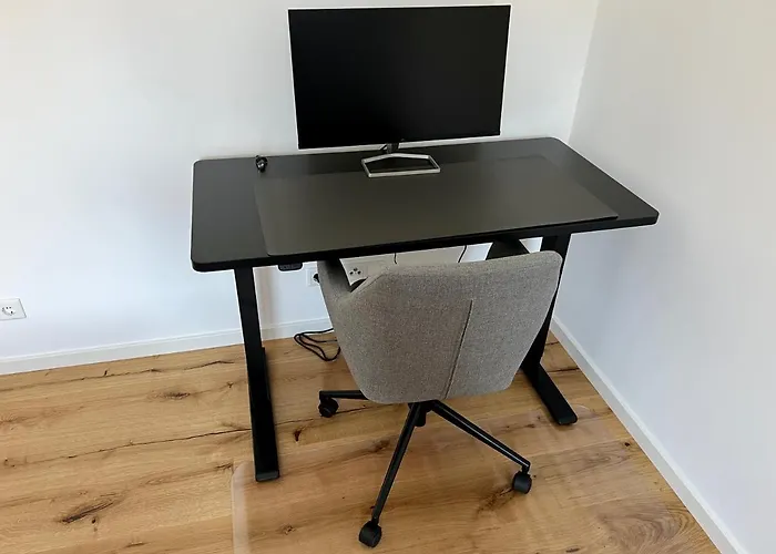 Apartment Workplace Apt/27inch Screen For 2 Or 4/kitchen